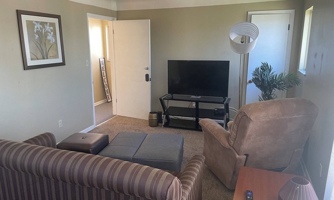 Garfield Heights Apartamento | Bring the family to this great place with lots of room. 3 BR, 1 Bath, Kitchen.