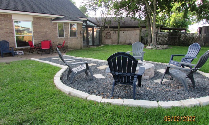 El Lago Casa | Bring the Family/ Large Backyard/ close to Kemah Boardwalk & Space Center