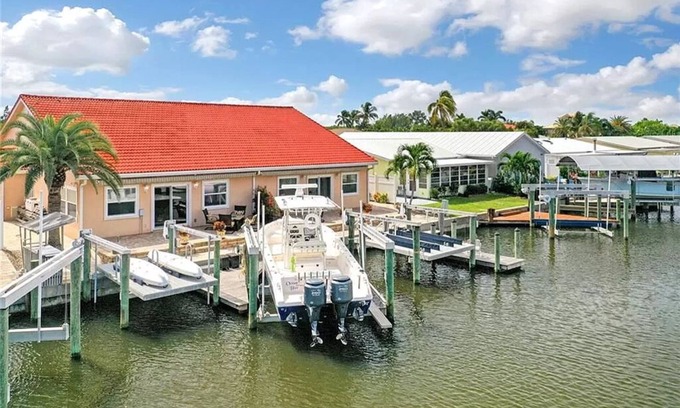 Hutchinson Island South Casa | Bring your boat and come enjoy island life in this canal front home!