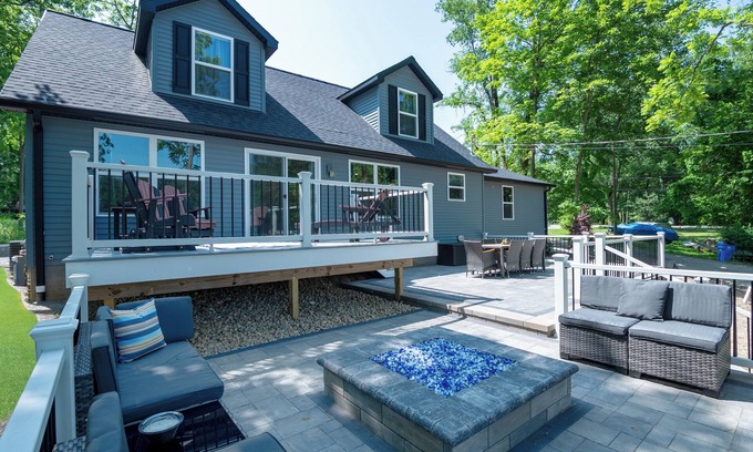 Sister Lakes Casa | Charming 4-bedroom house with AC and WiFi in Dowagiac
