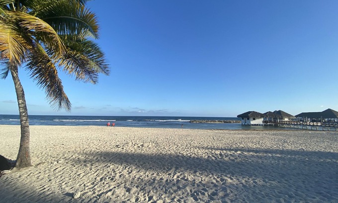 Juan Dolio - El Pueblo Apartamento | Brisa Marina☀️ Beach-Pools-Wifi-Gym- Games- Parking