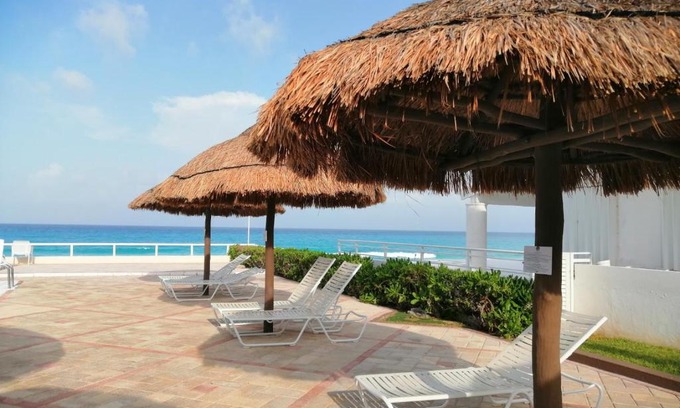 Zona Hotelera Apartamento | Brisas Beachfront Studios in Hotel Zone