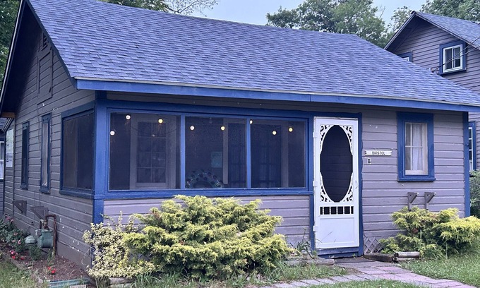 Geneva-on-the-Lake Cabaña | Bristol Cottage at Tiffany's Cottages! New In-Ground Pool, Night Life, GOTL Lake
