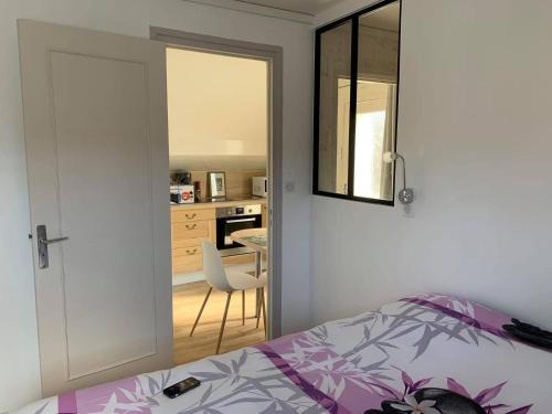 Neris-les-Bains Apartamento | Bristol Manor N20 terrasse cuisine et chambre