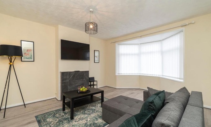 Bristol Casa | Bristol Place - Entire 3 Bedroom Home with Parking & Garden - Groups & Families