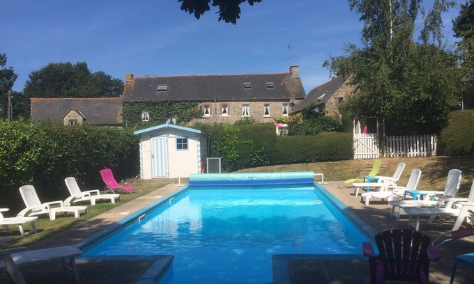 Plouguenast Cabaña | Cabaña fucsia, Piscina climatizada, Wifi gratuito, TV por satélite, Descuento en ferry