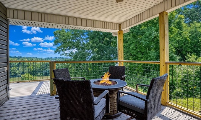 Kodak Casa | Broadview, River, Golf Course, Games, free Attraction Tickets!!!