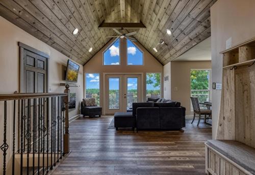 Kodak Casa | Broadview, River, Golf Course, Games, free Attraction Tickets, Hot Tub, WIFI!