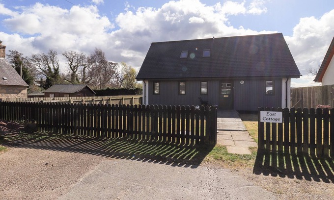 Forres Cabaña | BRODIE EAST COTTAGE, family friendly, with a garden in Forres