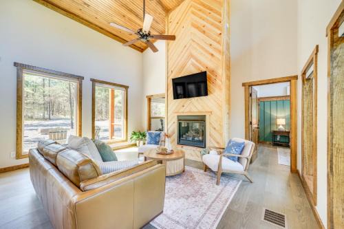 Broken Bow Casa | Broken Bow Cabin about 5 Mi to State Park with Hot Tub!