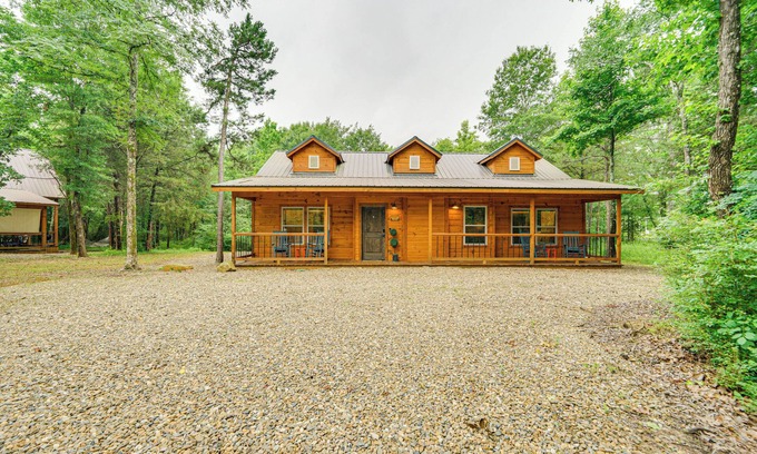 Broken Bow Cabina | Broken Bow Cabin w/ Private Hot Tub: 14 Mi to Lake