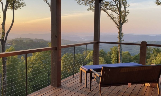 Boone Condominio | Broken Heel adults only escape.