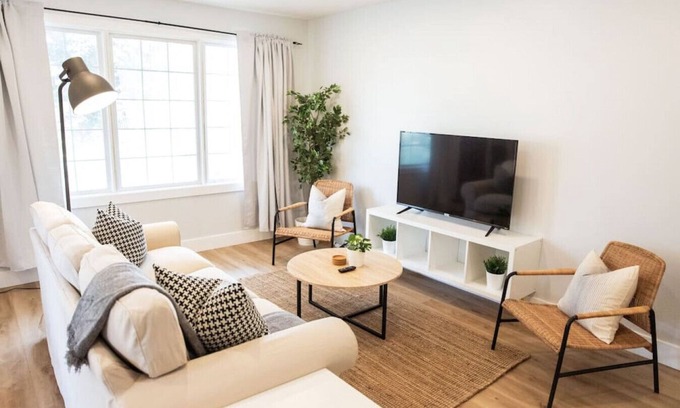 Kitchener Casa | Broken Oak A · Designer Luxe Home - 3 bed/1 bath + Parking & Wifi