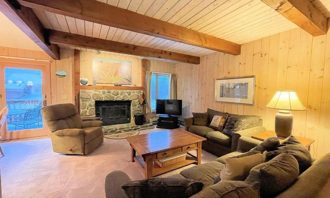 Bromley Mountain Casa | Bromley's Ridges 3-Level Townhouse just a short walk to the ski trailswith