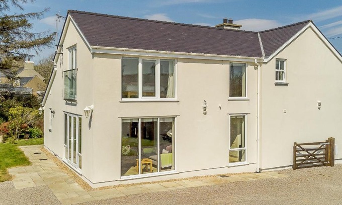 Edern Casa | Bron Gors