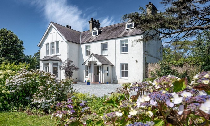 Llanfairpwllgwyngyll Cabaña | Bron Menai - sleeps 15 guests in 8 bedrooms