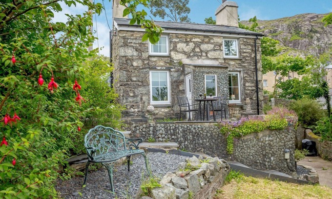 Manod Cabaña | BRONDDERWEN, pet friendly, with open fire in Blaenau Ffestiniog
