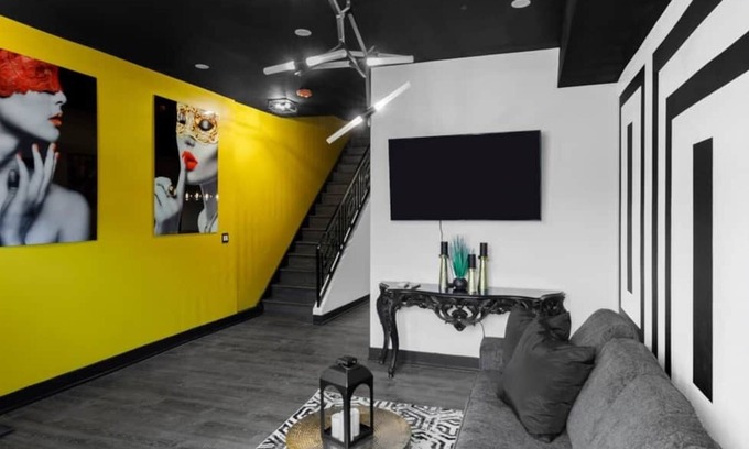 Grand Boulevard Casa | Bronzeville Luxury Black & White Duplex