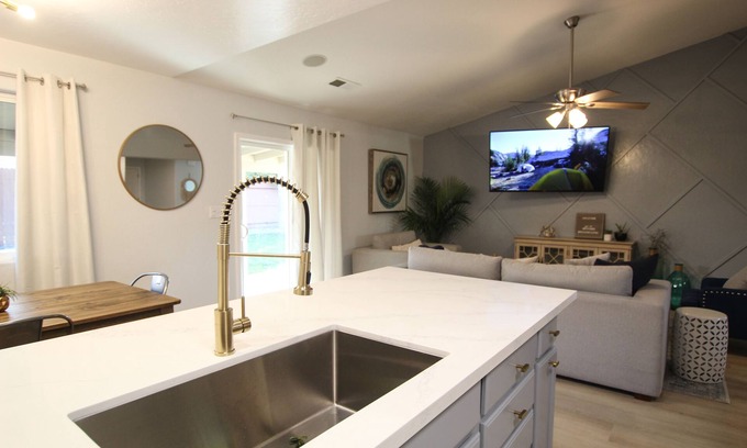 Visalia Casa | Brookes Guest House: Updated, Bright, Open & Airy