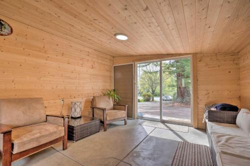 Brookings Casa | Brookings Home with Deck, half Mi to Harris Beach!