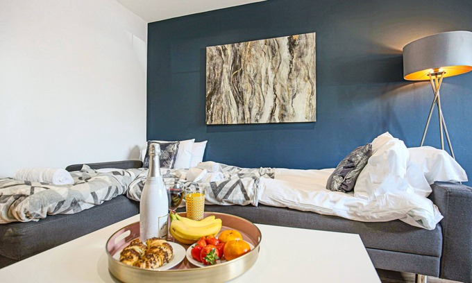Newport Pagnell Casa | Brookland House with Free Parking, Smart TV and Garden by Yoko Property