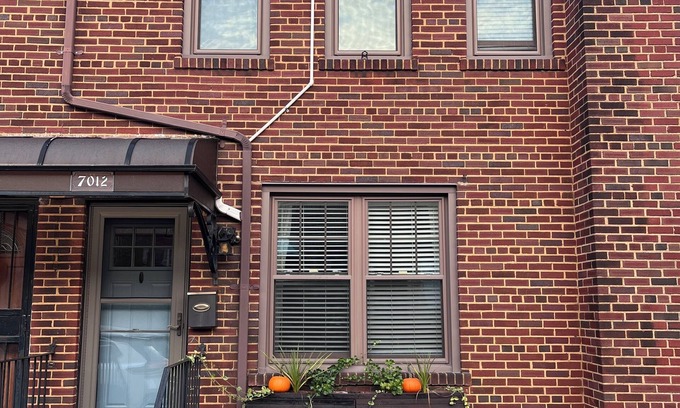 Bay Ridge Casa | Brooklyn row house. Quiet Street. Close to waterfront, ferry, subways & bus.