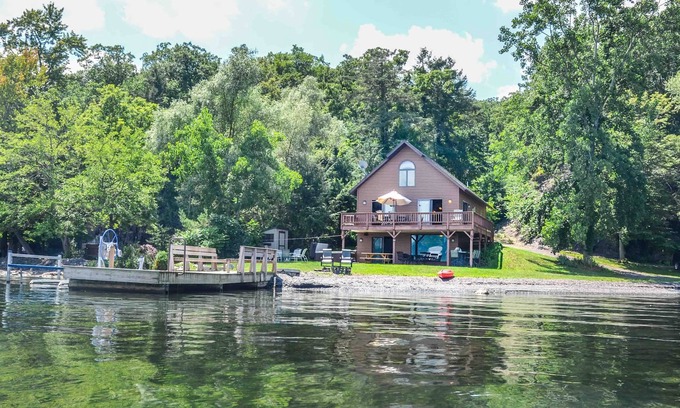Valois Cabaña | Brookside: "Una hermosa escapada estilo chalet en la orilla del lago Seneca"