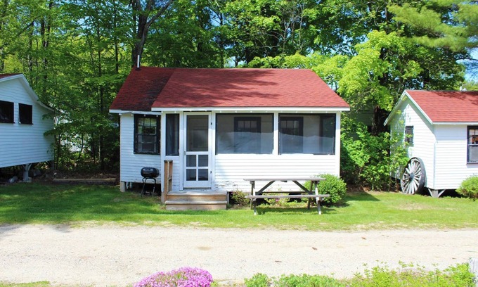 North Sebago Cabaña | Brookside Cottage-Private Beach-Pets Welcome - Round Table Lodge, Sebago, Maine