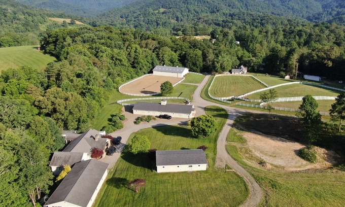 Weaverville Casa | BROOKSIDE COUNTRY RETREAT AND HORSE FARM