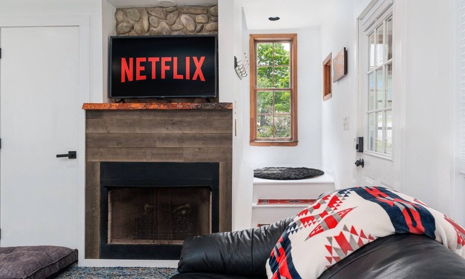 Keene Casa | Brookside Retreat Heart of Keene ADK | Wifi | Dogs
