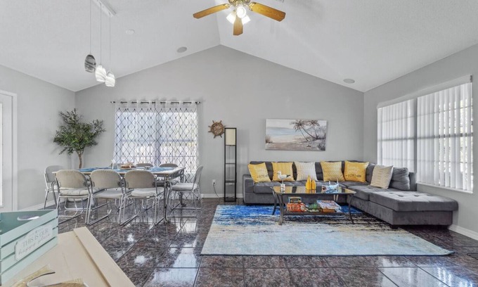 Gulf Breeze Casa | Brookwood Getaway: King | Pets | Firepit | Arcade