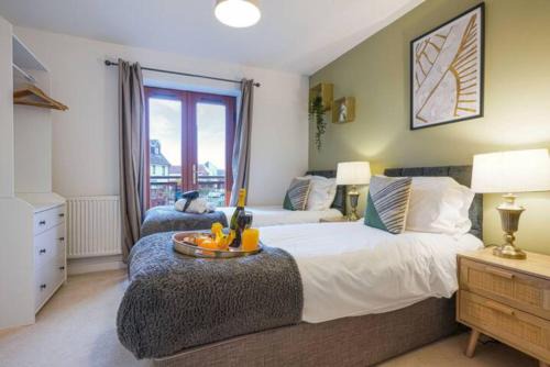 Newport Pagnell Casa | Broughton House with Free Parking, Balcony, Fast Wifi and Smart TV with Netflix by Yoko Property