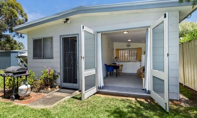 Broulee Cabina | Classic 1 bedder surf shack