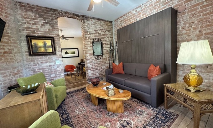 Bisbee Casa | Brownstone Signature Suite-Historic Building in the Heart of Historic Downtown Bisbee