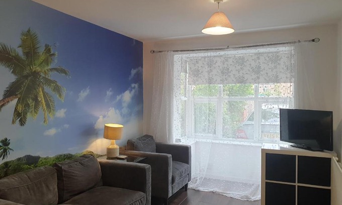Birmingham Casa | BrumStay UK - 4 Bedrooms House with Garden, Parking and Fibre Broadband with speed upto 250mbps