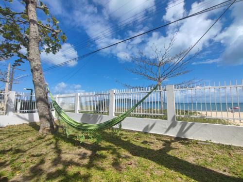 Zimbros Casa | Bruno Klemtz Casa frente Mar Pé na areia Lindo pátio com gramado privativo Ar Split WIFi - 6 x sem juros