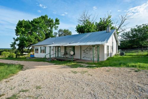 Hico Casa | Brushy Bills Farmhouse Horse Motel Pet Sleeps 7 by Vacation Your Way