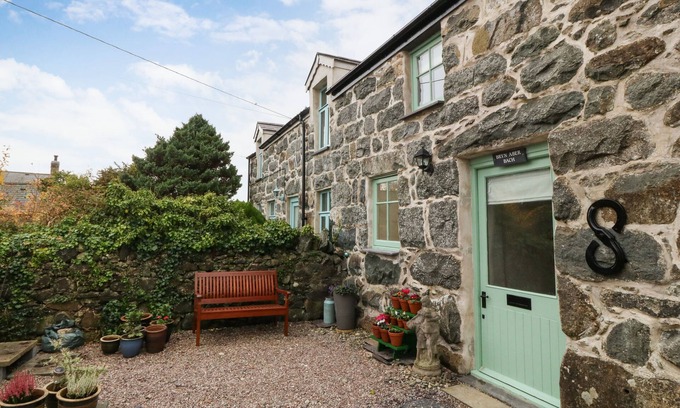 Rhyd-y-clafdy Cabaña | BRYN ABER BACH, pet friendly, with hot tub in Llangybi, Gwynedd