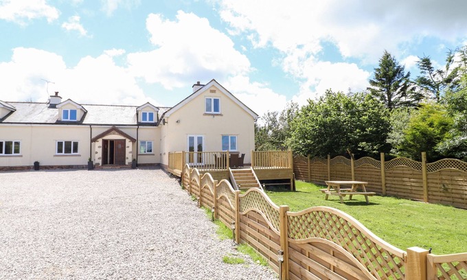 Denbigh Cabaña | BRYN AWEL, family friendly, country holiday cottage in Denbigh