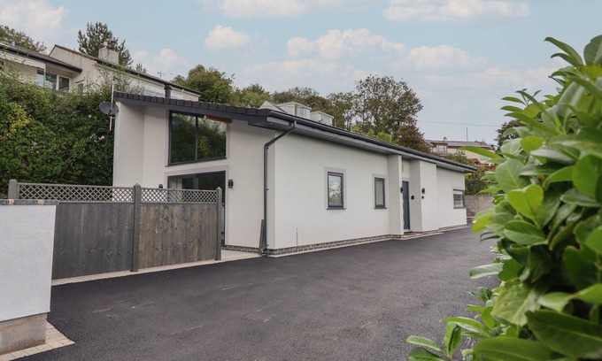 Penrhyn Bay Casa | BRYN CAE, pet friendly, with open fire in Penrhyn Bay