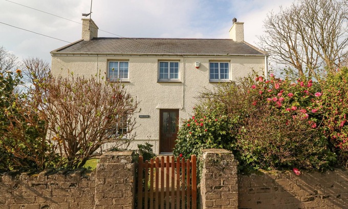Edern Cabaña | BRYN CYTTUN, pet friendly, country holiday cottage in Morfa Nefyn