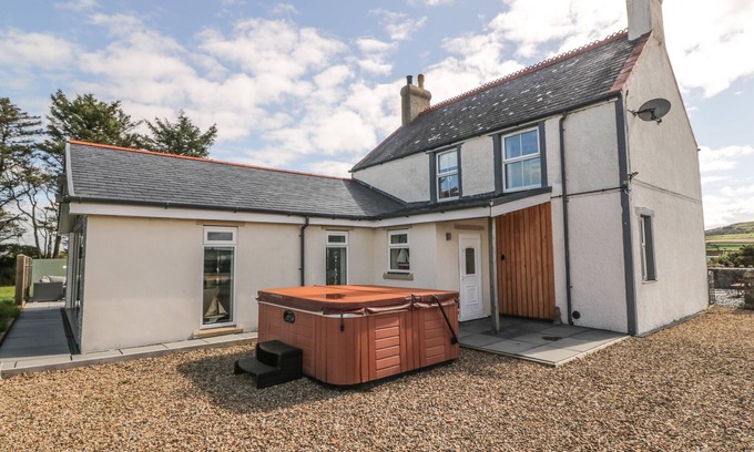 Garn Fadryn Cabaña | BRYN FFYNNON, pet friendly, character holiday cottage in Aberdaron
