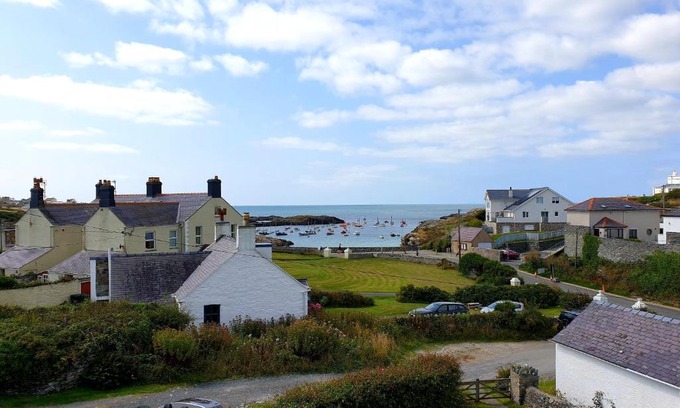 Trearddur Bay Casa | BRYN GORS-3 BED-FIRST FLOOR APT- YARDS FROM BEACH