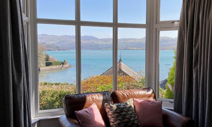 Borth-y-Gest Casa | Bryn Gwyn, Sleeps 8, Sea Views, Borth y Gest
