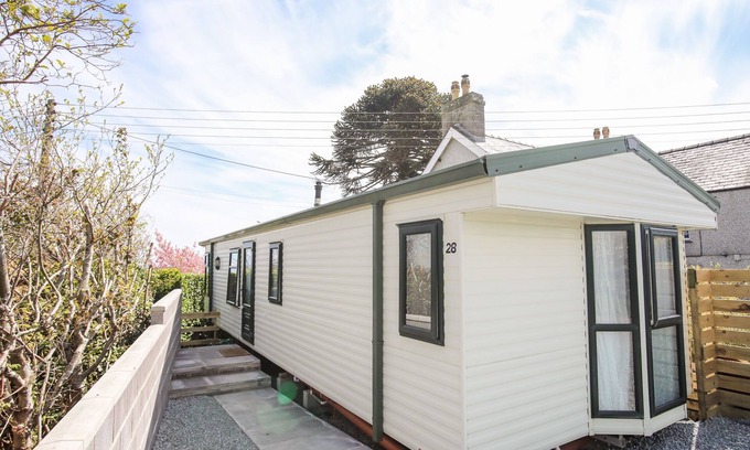 Dulas Cabaña | BRYN HYFRYD CARAVAN, family friendly, with a garden in Moelfre