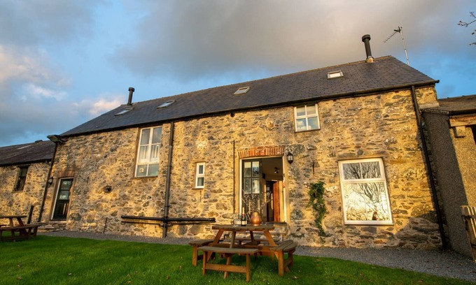 Caergeiliog Otro | Bryn Lon Mawr - 5 bedroom Anglesey holiday barn conversion