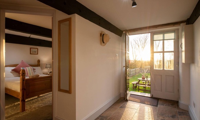 Caergeiliog Otro | Bryn Lon: Pet-friendly rural retreat in Caergeiliog