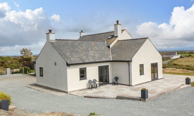 Holyhead Casa | BRYN MEILW, family friendly, with hot tub in Holyhead
