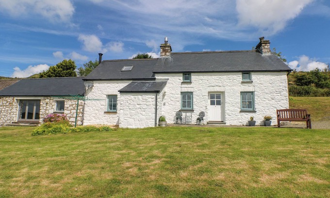 Pontfaen Cabaña | BRYN NANTE, pet friendly, with open fire in Maenclochog