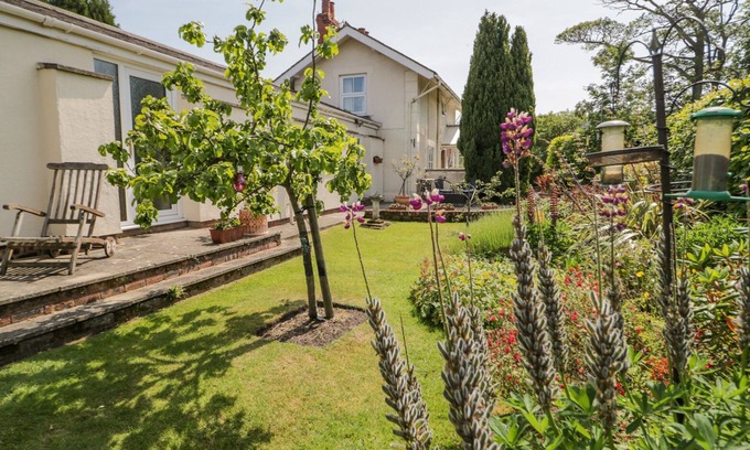 Treffynnon Cabaña | BRYN OFFA COTTAGE, romantic, with a garden in Holywell